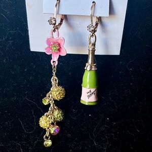 *~* NEW BETSEY JOHNSON MiSMATCH EARRiNGS *~* Party Celebration Champagne Flower
